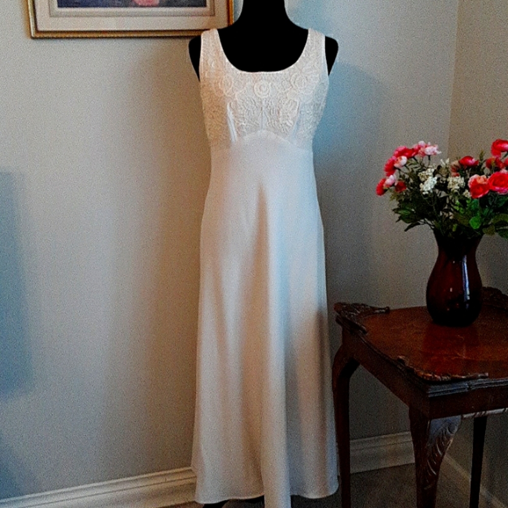 CAROLE LITTLE Ivory Crepe Sleeveless Gown with Sutache Ribbon Front Bodi…
